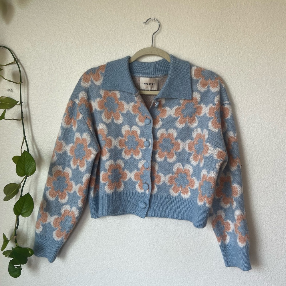 Funky floral collared sweater 🌸